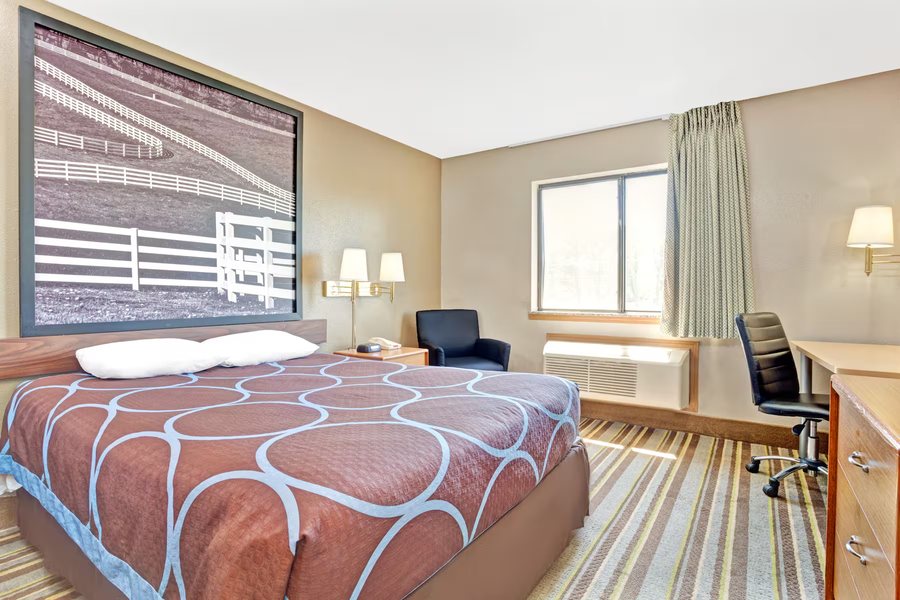 Super 8 by Wyndham Louisville Airport — Guest room