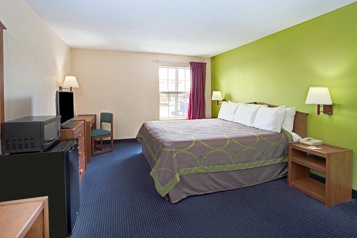 Super 8 by Wyndham Louisville Expo Center — Guest room