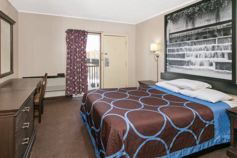 Super 8 by Wyndham Lubbock Civic Center North — Guest room