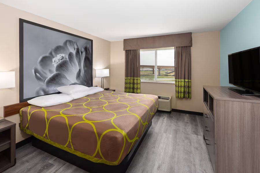 Super 8 by Wyndham Lubbock West — Guest room