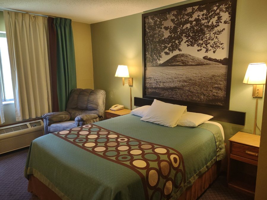 Super 8 by Wyndham Macomb — Guest room