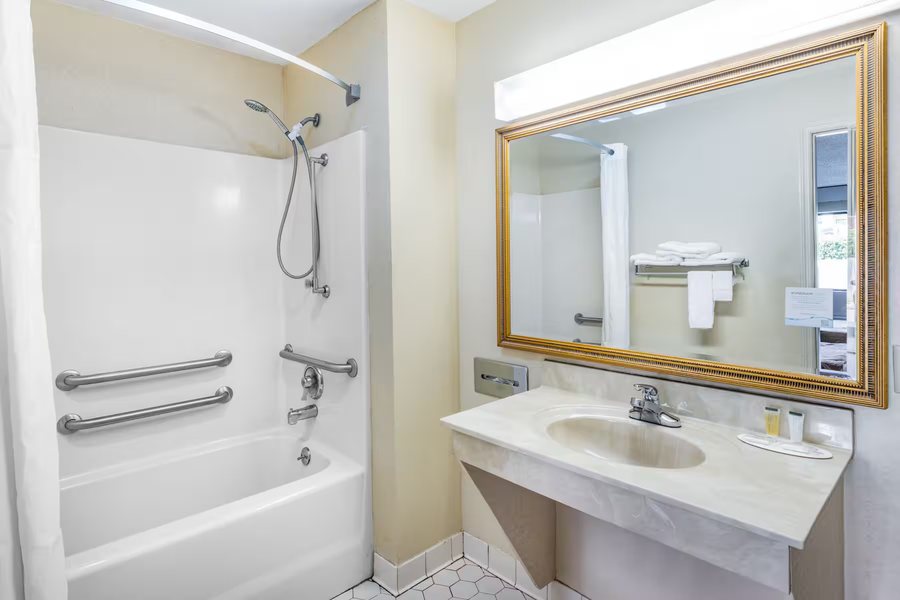 Super 8 By Wyndham Macon GA — Bathroom