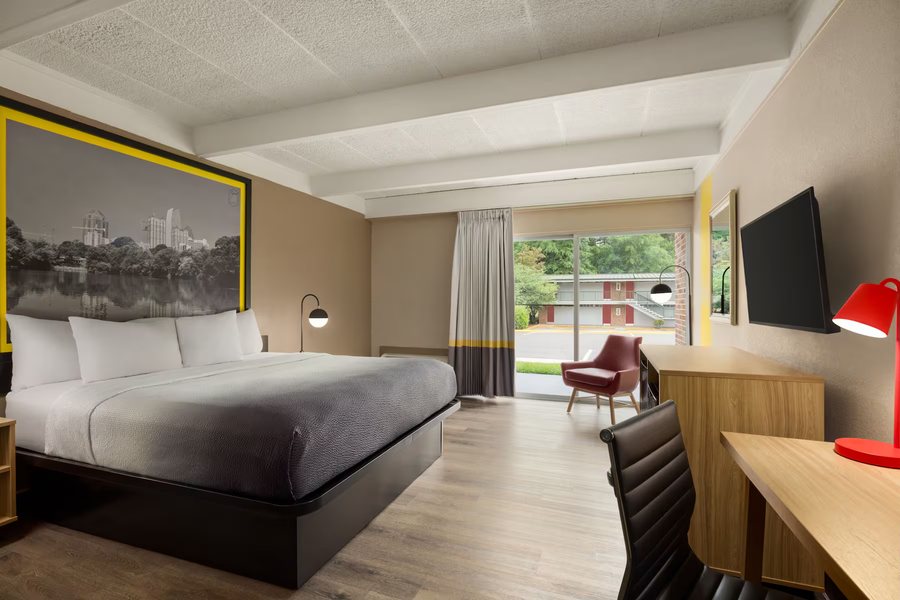 Super 8 By Wyndham Macon GA — Guest room
