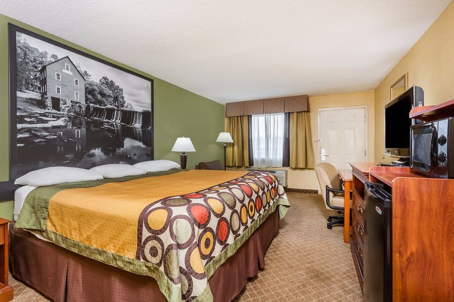 Super 8 by Wyndham Macon West — Guest room