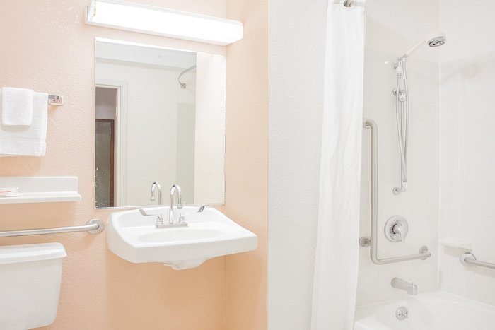 Super 8 by Wyndham Madison East — Bathroom