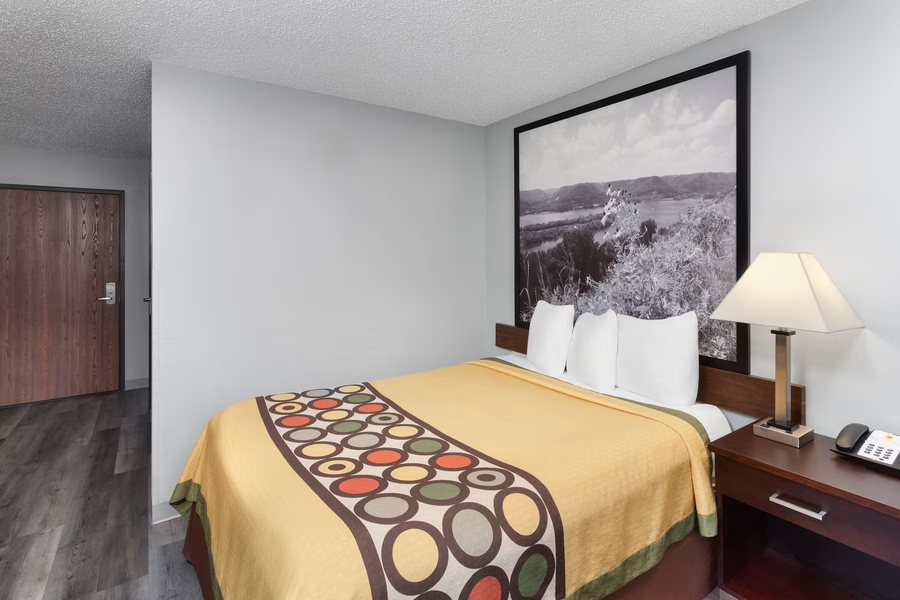 Super 8 by Wyndham Madison East — Guest room