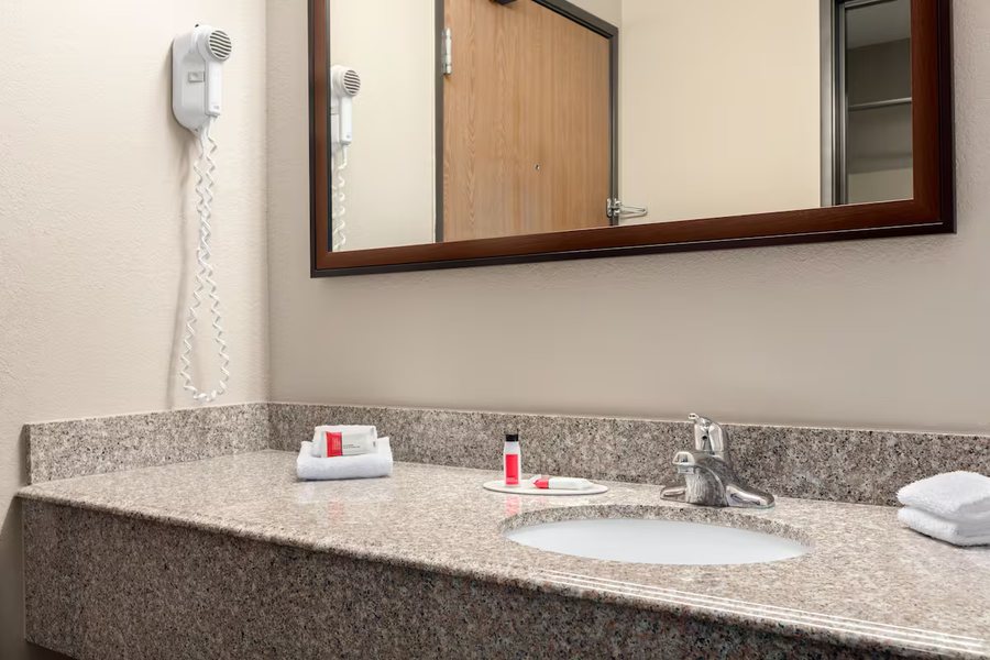 Super 8 by Wyndham Madison Hanover Area — Bathroom