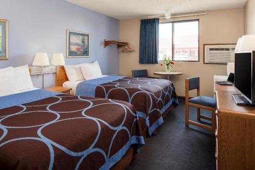 Super 8 by Wyndham Manhattan KS — Guest room