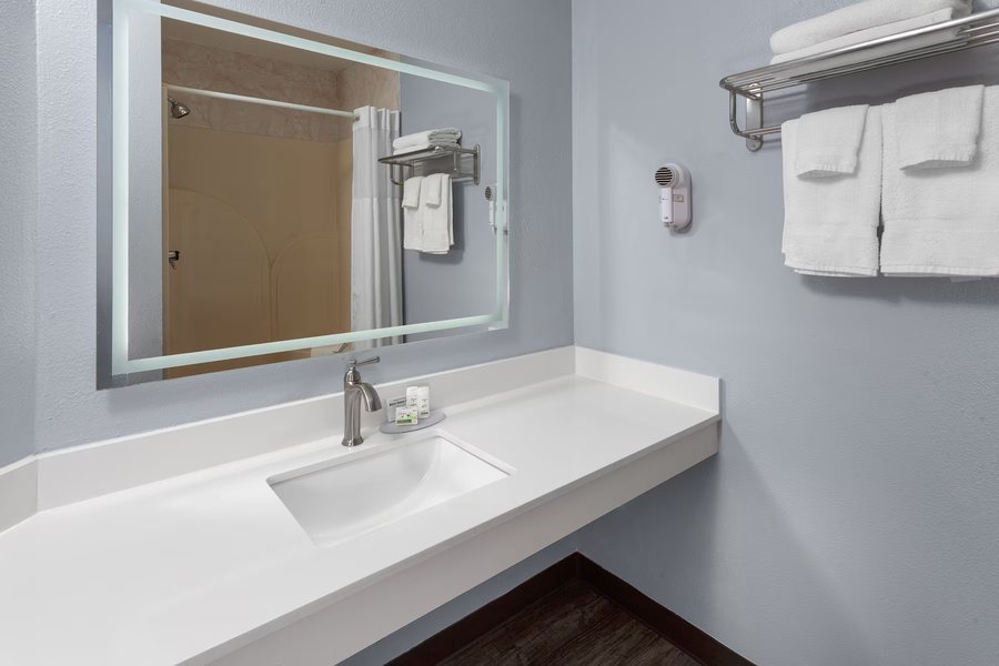 Super 8 by Wyndham Manistee — Bathroom
