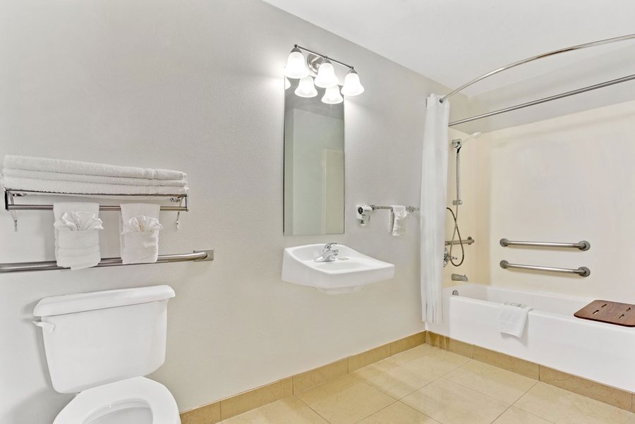 Super 8 by Wyndham Marana Tucson Area — Bathroom