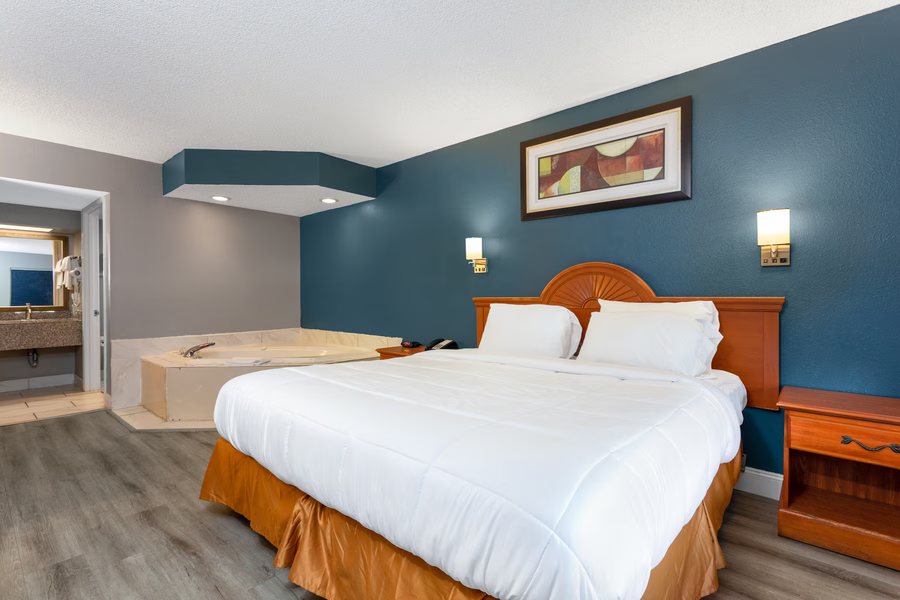 Super 8 by Wyndham Marianna I 10 — Guest room