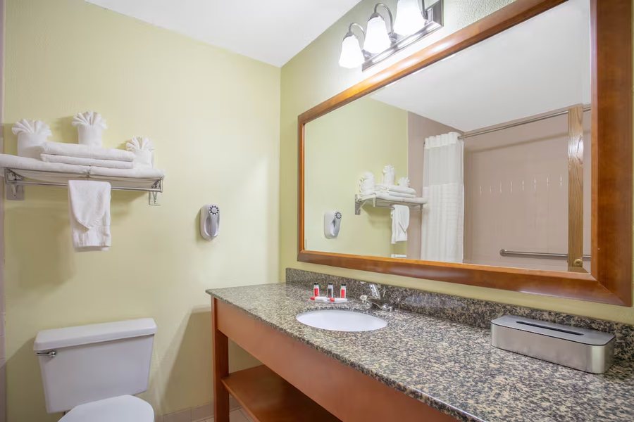 Super 8 by Wyndham Marion — Bathroom