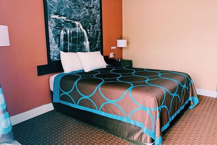 Super 8 by Wyndham Marion NC — Guest room