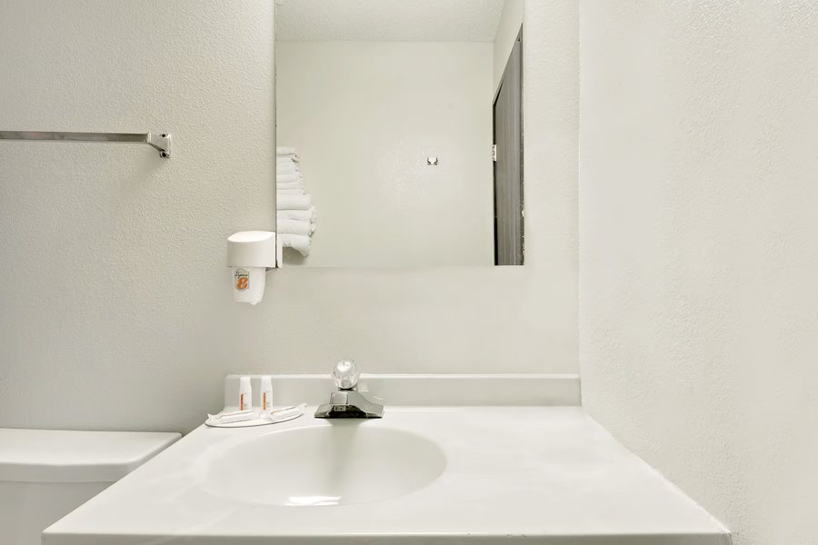 Super 8 by Wyndham Marshalltown — Bathroom