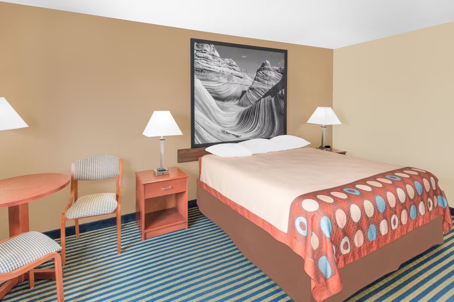 Super 8 by Wyndham Marshalltown — Guest room