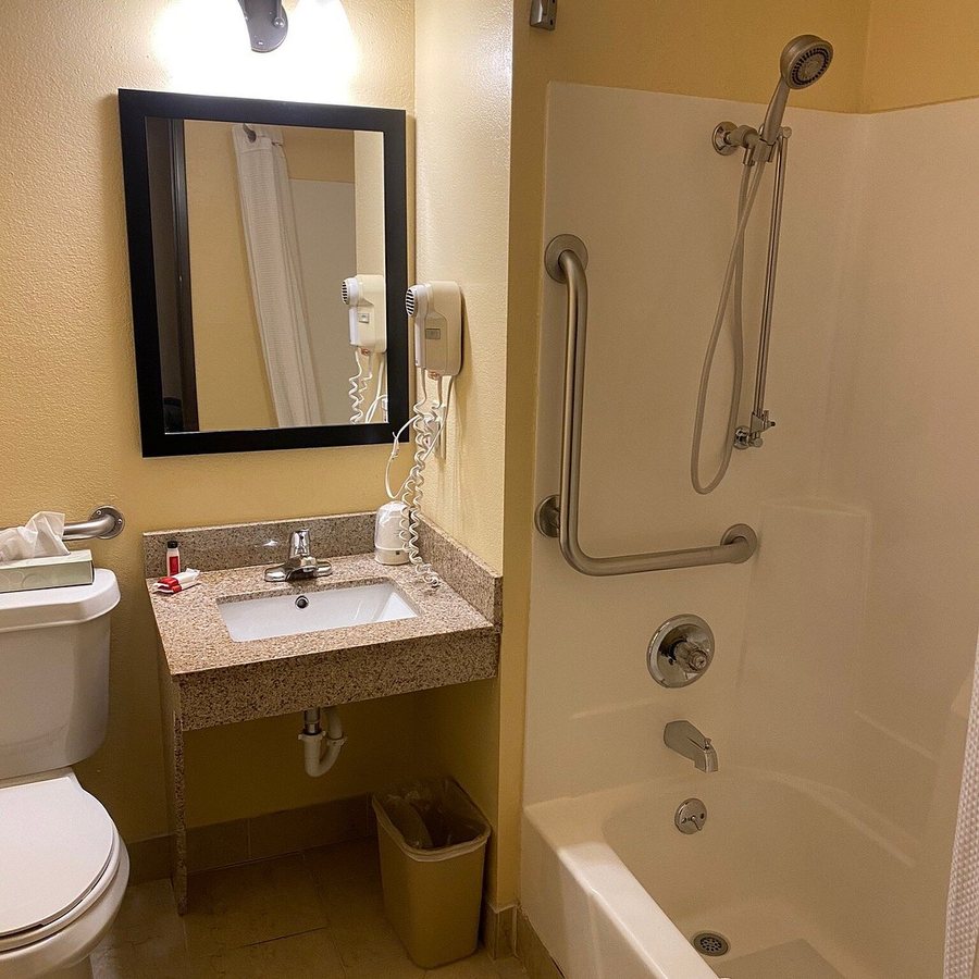 Super 8 by Wyndham Mattoon — Bathroom
