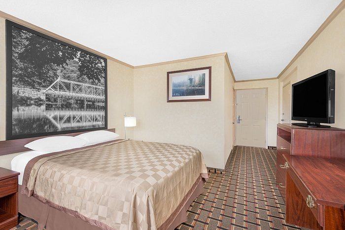 Super 8 By Wyndham Maumee Perrysburg Toledo Area — Guest room