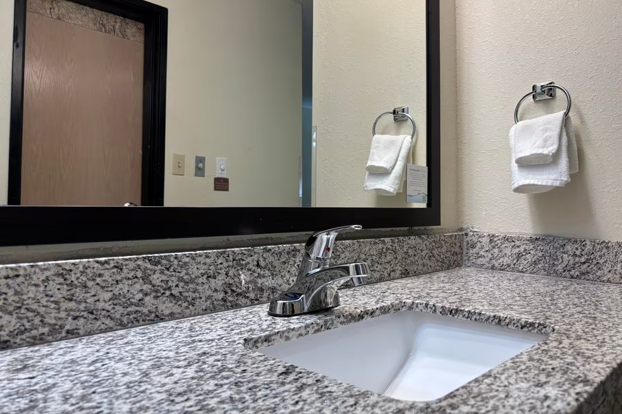 Super 8 by Wyndham Metropolis — Bathroom
