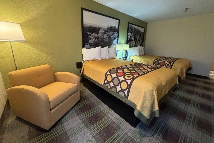 Super 8 by Wyndham Metropolis — Guest room