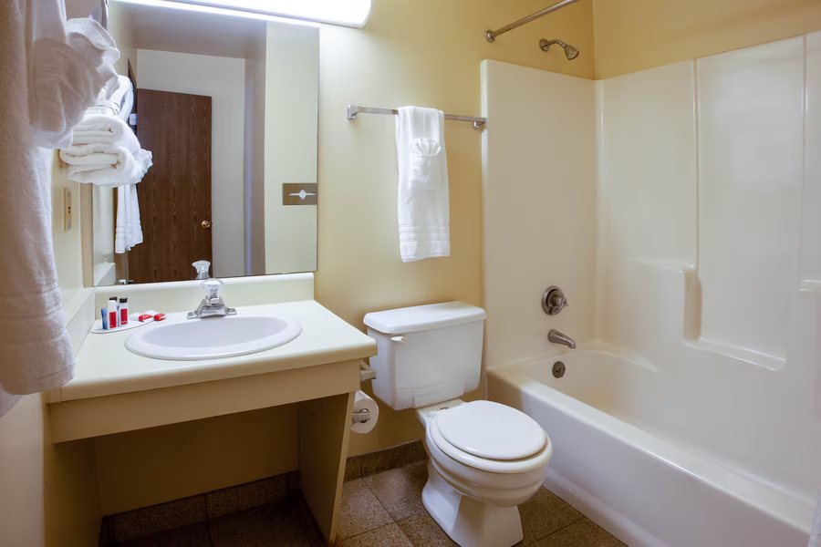 Super 8 by Wyndham Miamisburg Dayton S Area OH — Bathroom