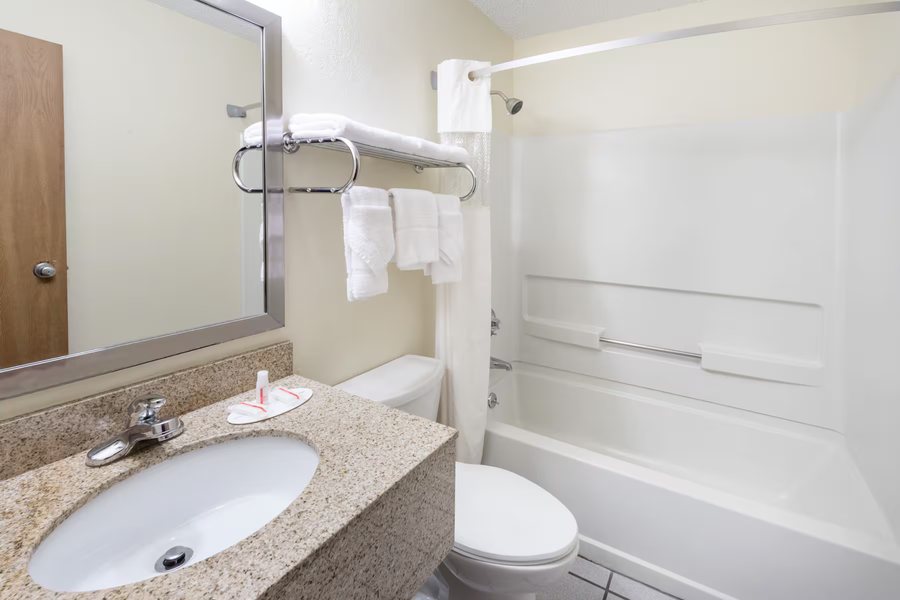 Super 8 by Wyndham Middletown — Bathroom