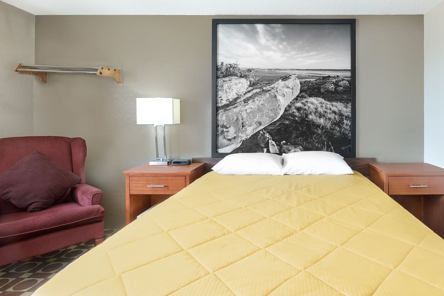 Super 8 by Wyndham Miles City — Guest room