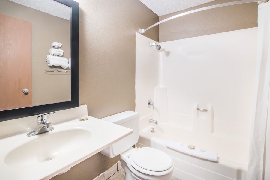 Super 8 by Wyndham Miller — Bathroom