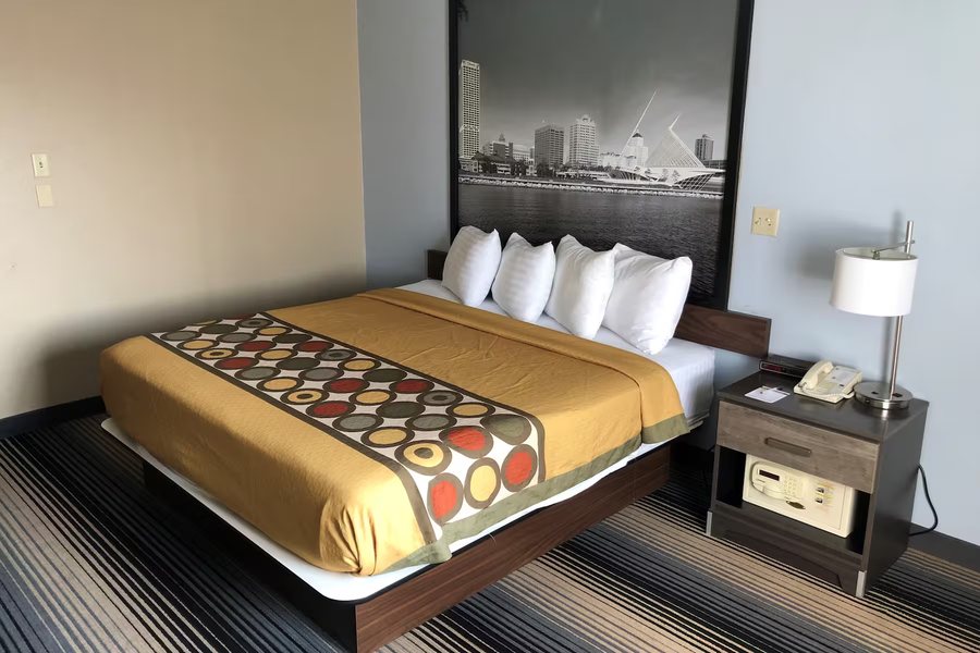 Super 8 by Wyndham Milwaukee Airport — Guest room