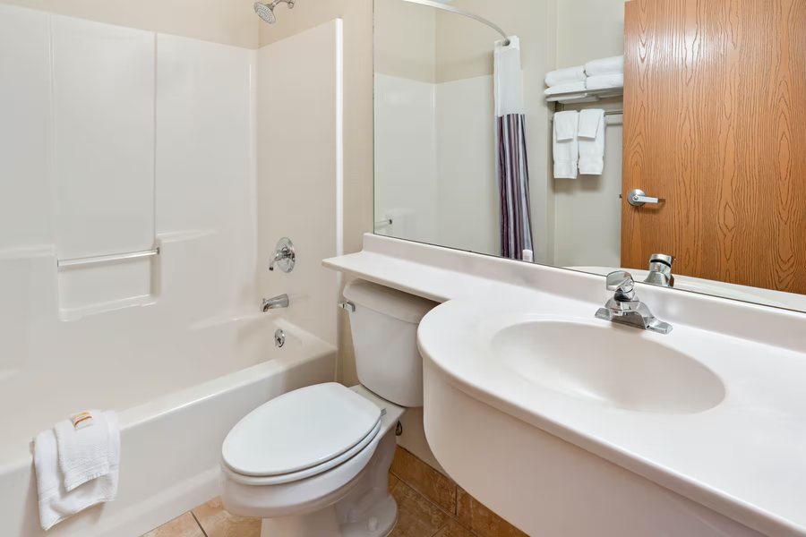 Super 8 by Wyndham Missoula Reserve St — Bathroom