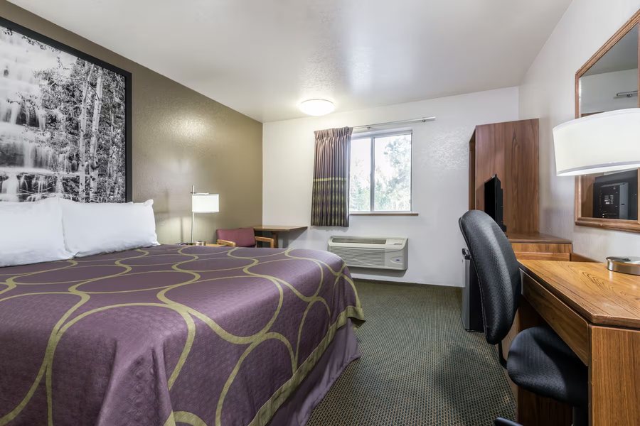 Super 8 by Wyndham Missoula Reserve St — Guest room