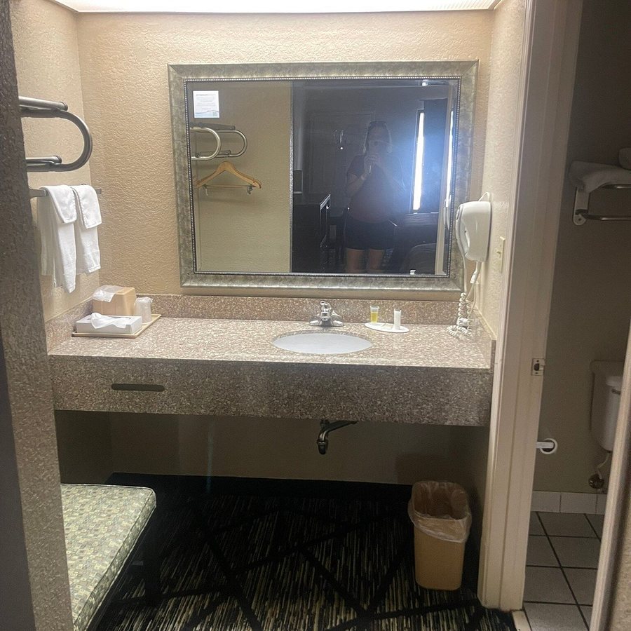 Super 8 by Wyndham Mobile Tillmans Corner — Bathroom