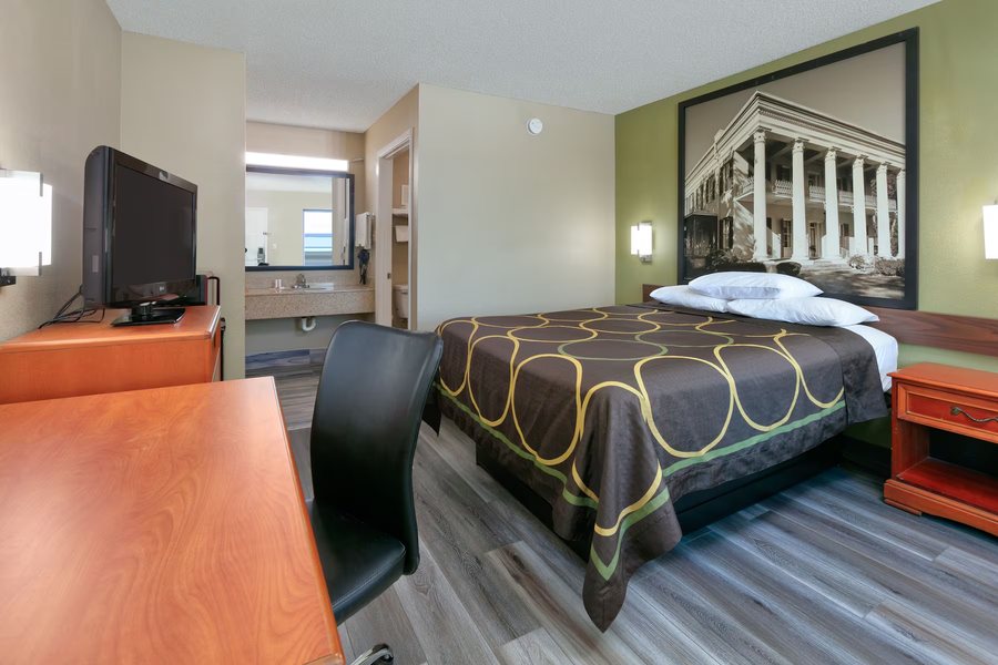 Super 8 by Wyndham Mobile Tillmans Corner — Guest room
