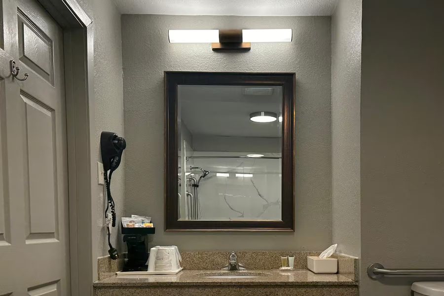 Super 8 by Wyndham Monroe — Bathroom