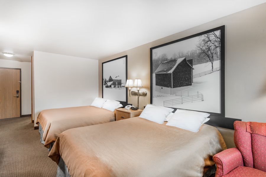 Super 8 by Wyndham Monroe — Guest room