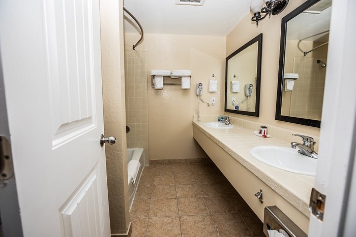 Super 8 by Wyndham Monterey — Bathroom