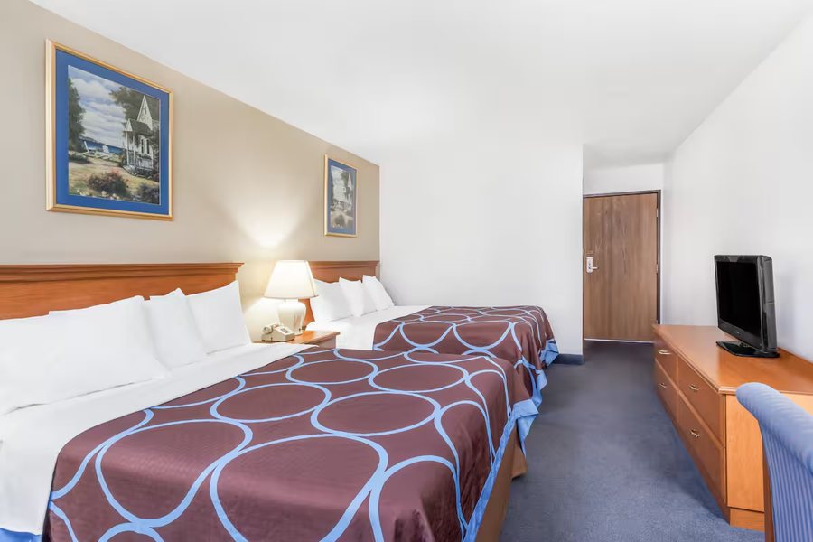 Super 8 by Wyndham Montgomery I 65 — Guest room