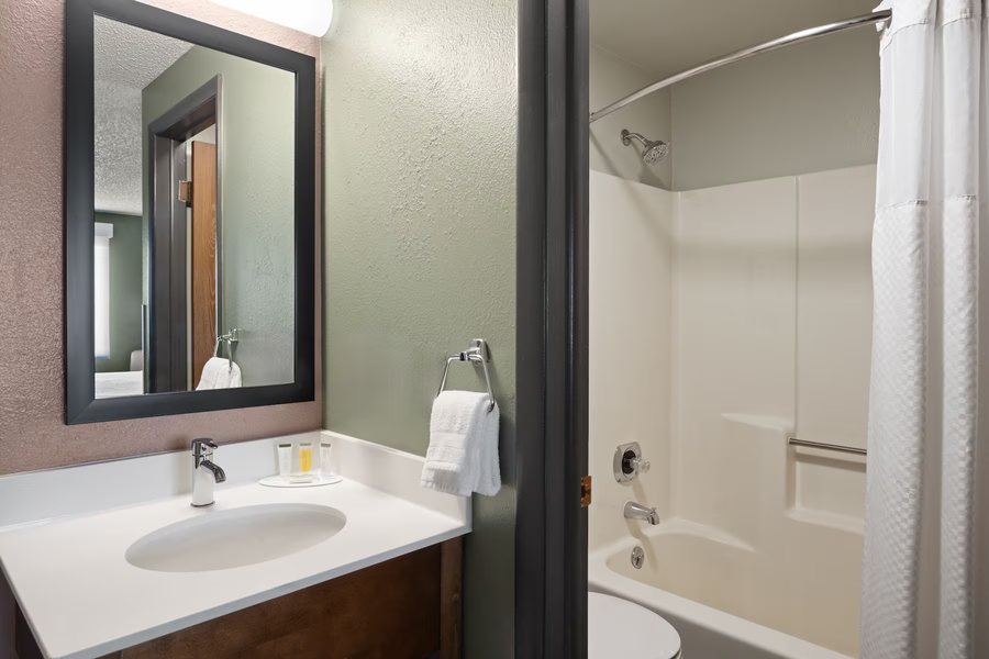 Super 8 by Wyndham Montgomery Lake Conroe — Bathroom