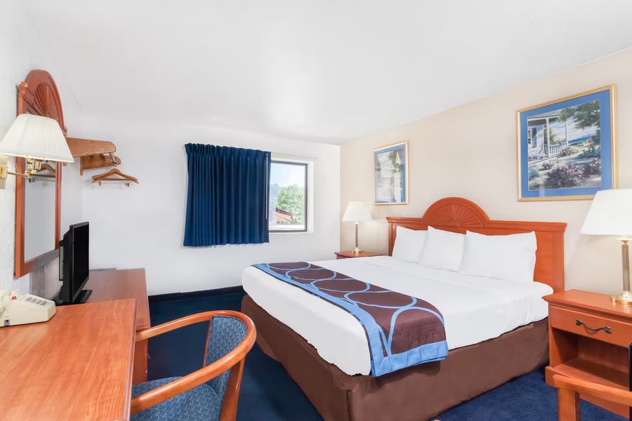 Super 8 by Wyndham Montgomery Lake Conroe — Guest room