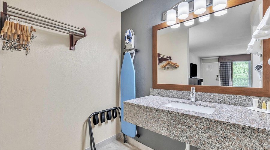 Super 8 by Wyndham Morganton — Bathroom