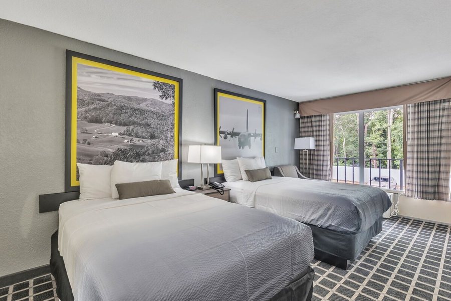 Super 8 by Wyndham Morganton — Guest room