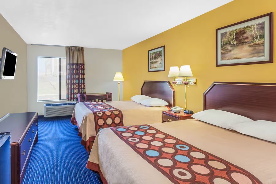 Super 8 by Wyndham Morristown South — Guest room