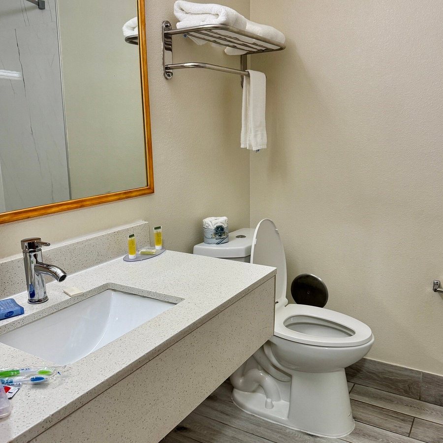 Super 8 by Wyndham Mountain Home — Bathroom