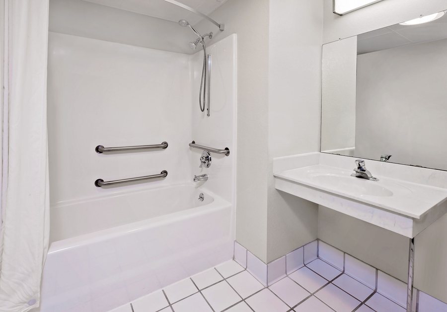 Super 8 by Wyndham Mt Pleasant — Bathroom
