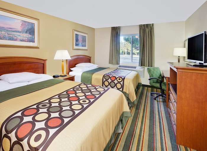 Super 8 by Wyndham Mt Pleasant — Guest room