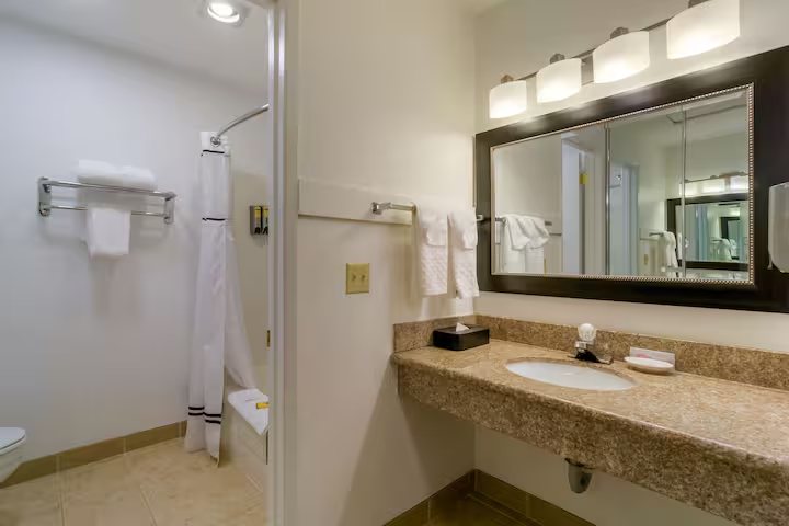 Super 8 by Wyndham Mt Vernon IL — Bathroom
