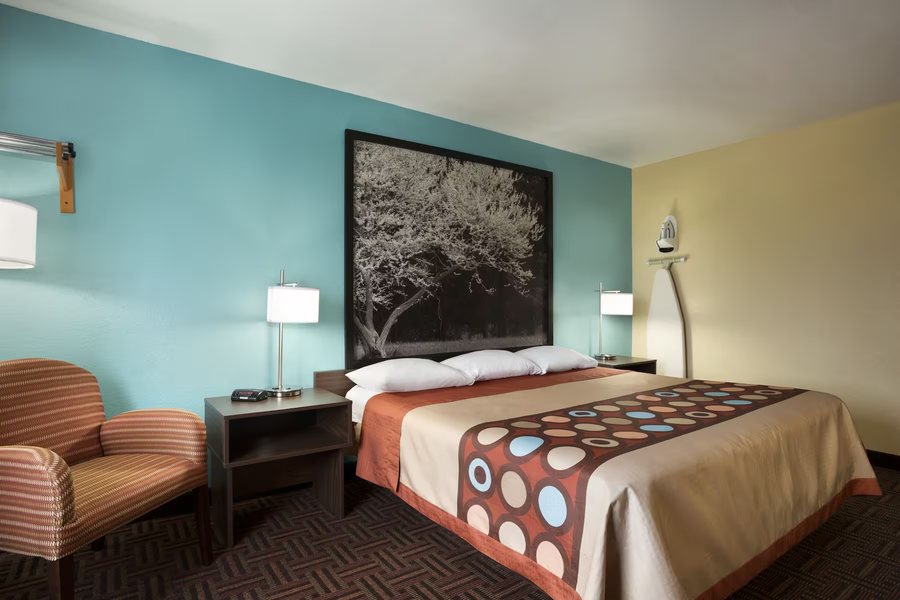 Super 8 by Wyndham Mt Vernon IL — Guest room