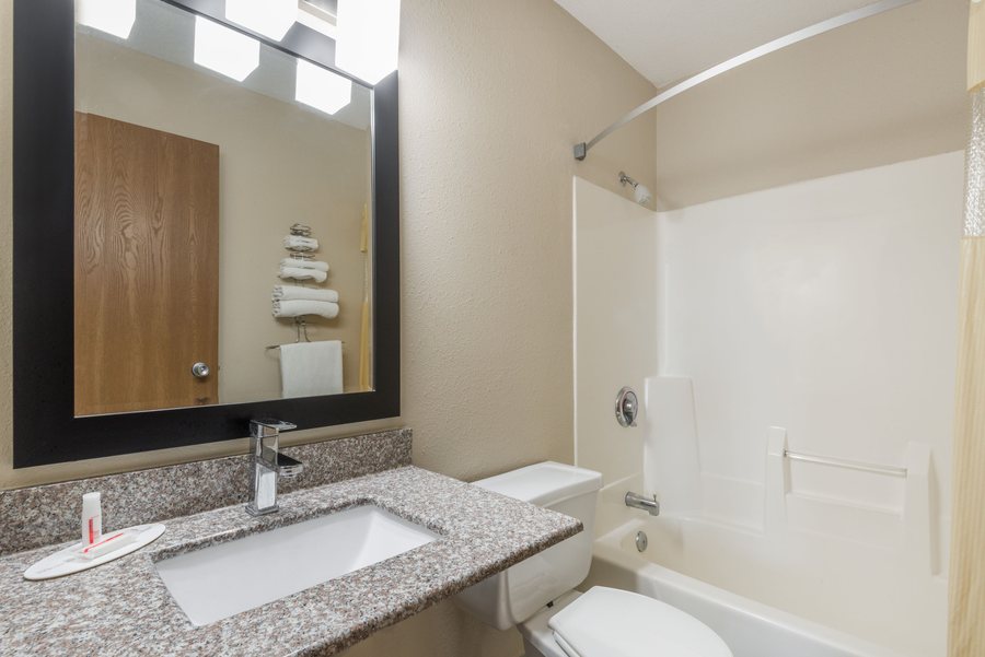 Super 8 by Wyndham Muncie Ball St College Area — Bathroom