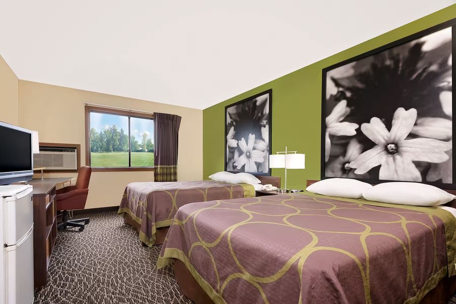 Super 8 by Wyndham Muncie Ball St College Area — Guest room