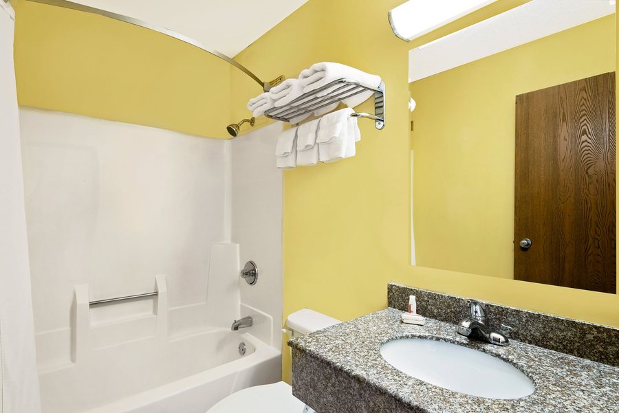 Super 8 by Wyndham Munfordville KY — Bathroom