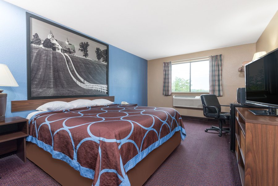 Super 8 by Wyndham Munfordville KY — Guest room